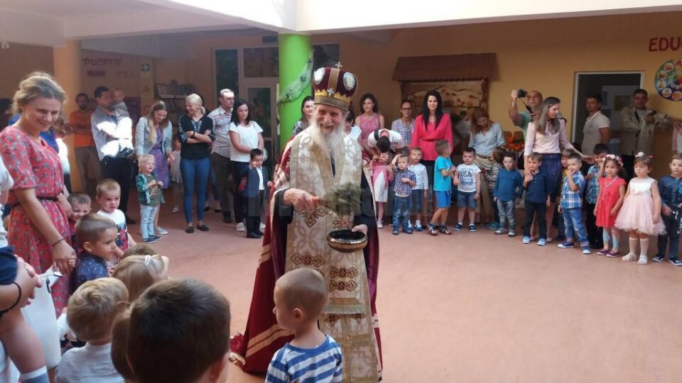 IPS Pimen, Arhiepiscopul Sucevei si Radautilor, ii stropeste cu agheasma pe micutii prescolari