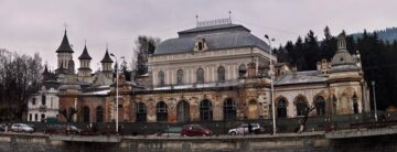 Clădirea "Cazinoul Băilor" din Vatra Dornei, aflată într-un stadiu avansat de degradare