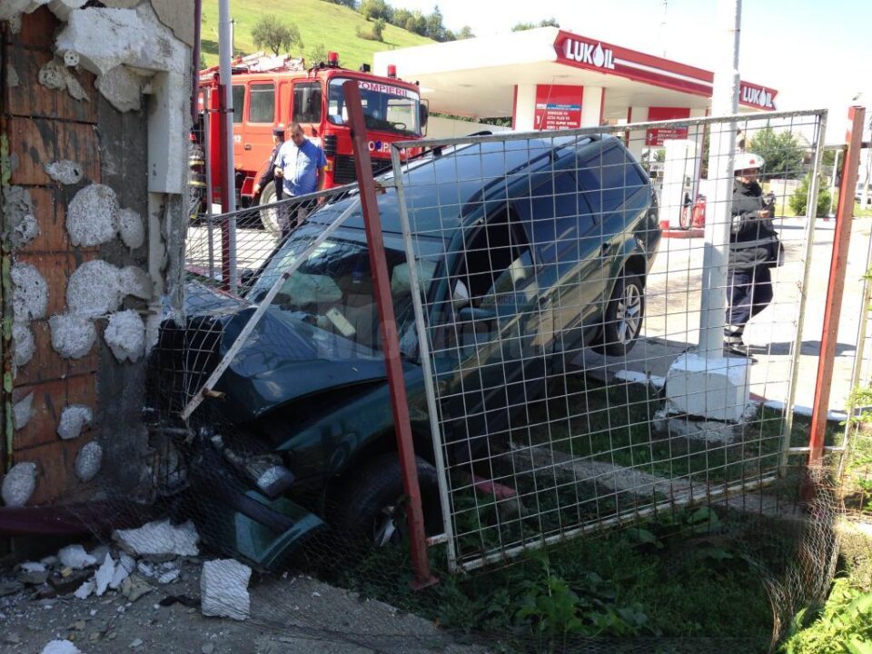 Cei doi pasageri din autoturism au scapat cu leziuni usoare