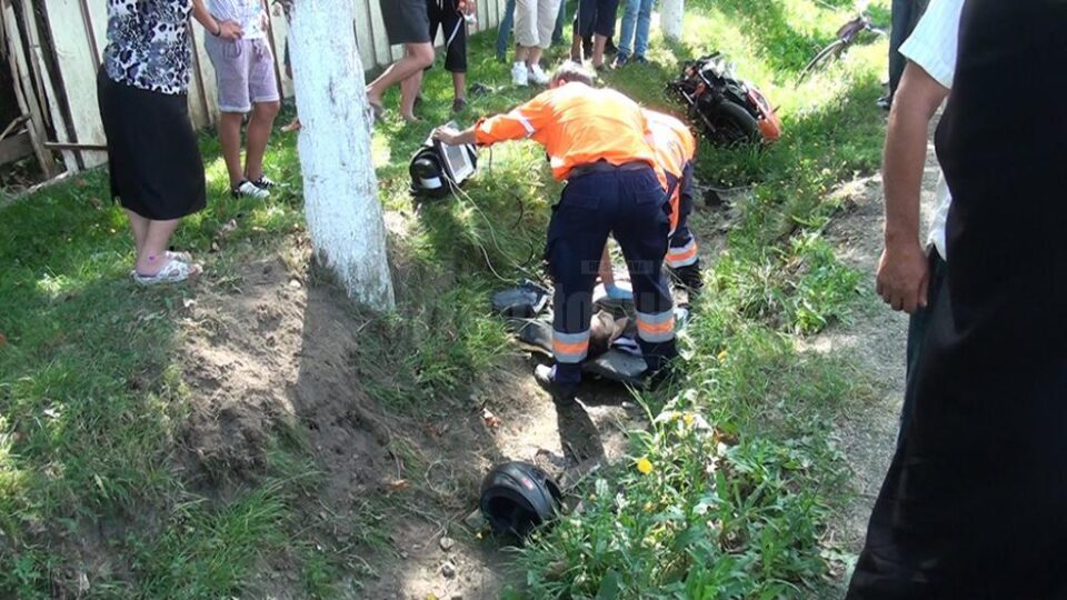 Pe 21 august, la Marginea, un tânăr în vârstă de 26 de ani, motociclist, s-a zdrobit de un copac după ce, aflat în depășire, a fost acroșat de o mașină