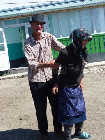 Mihai Păduraru și soșia sa, grav bolnavă, care nu se poate ține singură pe picioare