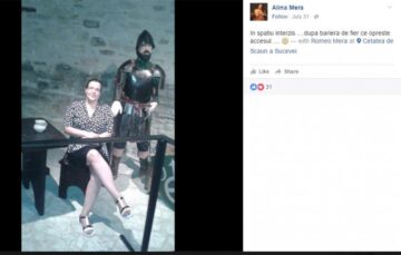 Au trecut de barele de protecție pentru a se fotografia cu exponatele