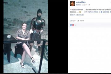 Au trecut de barele de protecție pentru a se fotografia cu exponatele