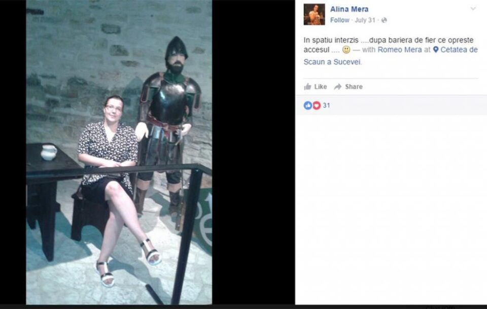 Au trecut de barele de protecție pentru a se fotografia cu exponatele