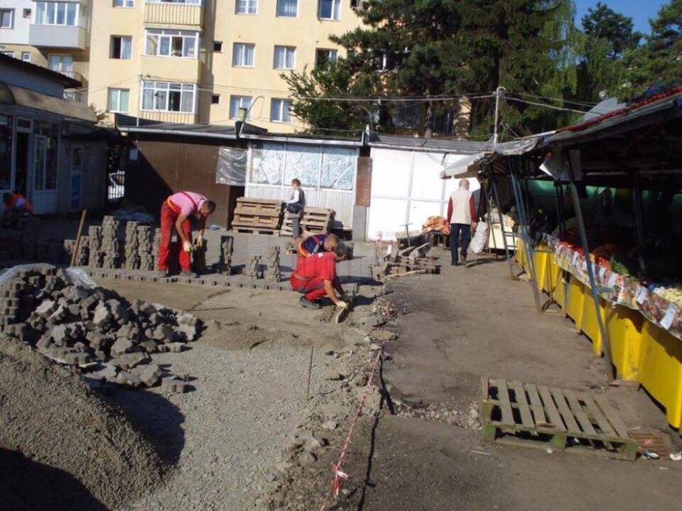 Refacerea suprafețelor pietonale din Piața Mică a fost finalizată