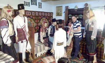 Unii vizitatori ai Cetății de Scaun și ai Muzeului Satului au confundat exponatele cu maimuța de la mare