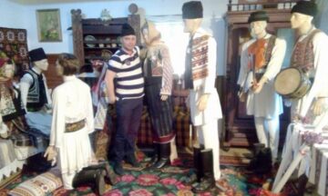 Unii vizitatori ai Cetății de Scaun și ai Muzeului Satului au confundat exponatele cu maimuța de la mare