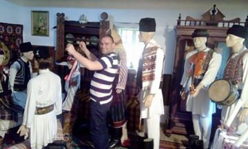 Unii vizitatori ai Cetății de Scaun și ai Muzeului Satului au confundat exponatele cu maimuța de la mare