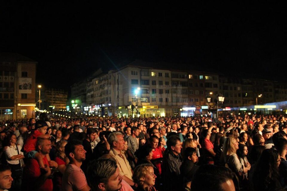 Mii de oameni s-au adunat în centrul Sucevei la concertul trupei Voltaj, care a deschis turneul lor național