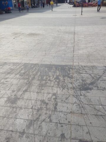 Granitul din centrul Sucevei, pătat cu substanțe uleioase sau cu aciditate ridicată