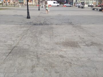 Granitul din centrul Sucevei, pătat cu substanțe uleioase sau cu aciditate ridicată