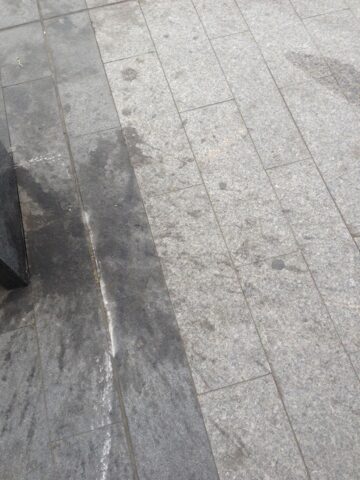 Granitul din centrul Sucevei, pătat cu substanțe uleioase sau cu aciditate ridicată