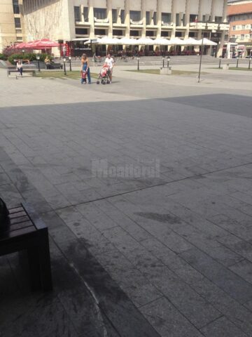 Granitul din centrul Sucevei, pătat cu substanțe uleioase sau cu aciditate ridicată