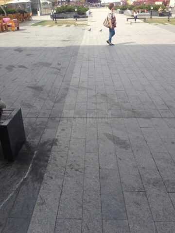 Granitul din centrul Sucevei, pătat cu substanțe uleioase sau cu aciditate ridicată