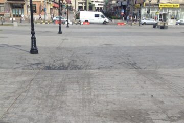 Suprafața pietonală de la kilometrul zero al municipiului este plină de urme ale unei substanțe vărsate pe plăcile de granit