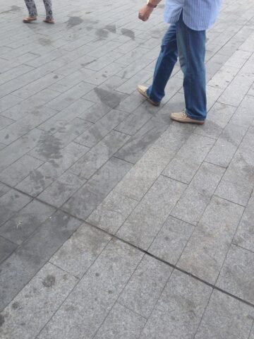 Granitul din centrul Sucevei, pătat cu substanțe uleioase sau cu aciditate ridicată