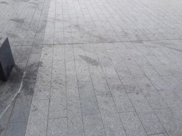 Granitul din centrul Sucevei, pătat cu substanțe uleioase sau cu aciditate ridicată