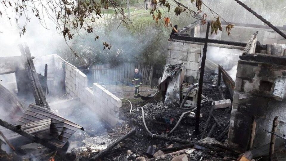 Două gospodării afectate de un puternic incendiu