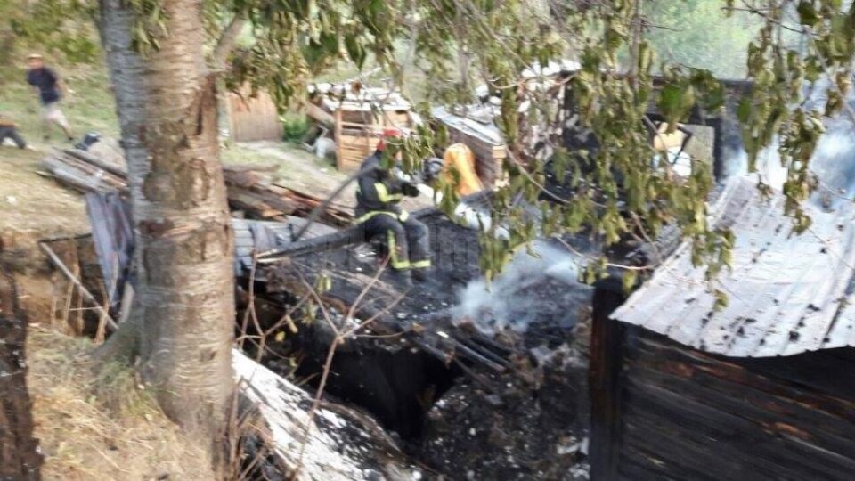 Două gospodării afectate de un puternic incendiu