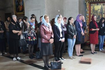 Un bun creștin, de ziua sa onomastică, trebuie să și facă timp să participe la Sfânta Liturghie Foto: Adevărul
