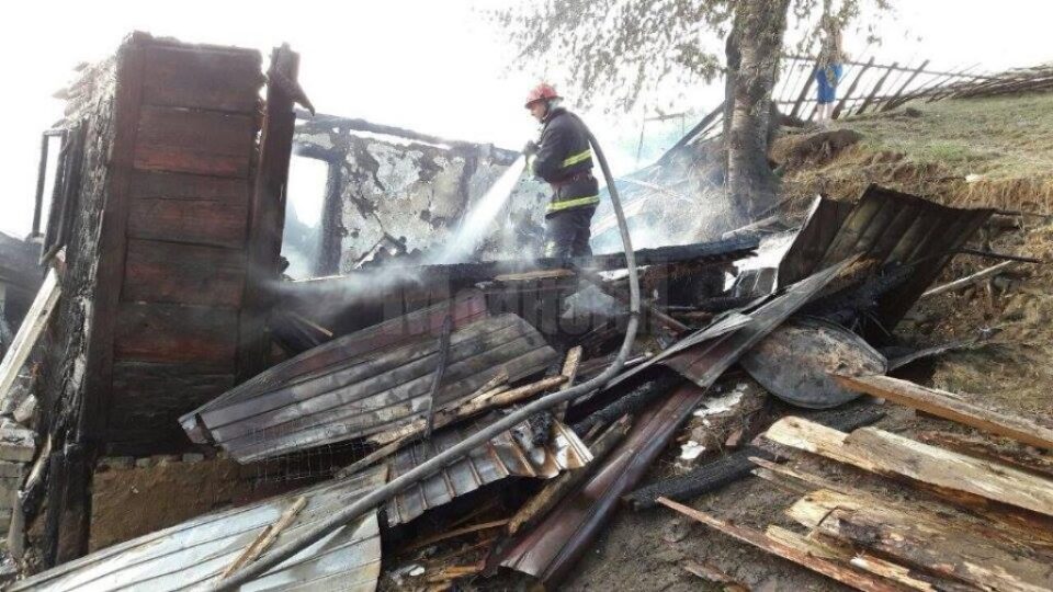 Două gospodării afectate de un puternic incendiu