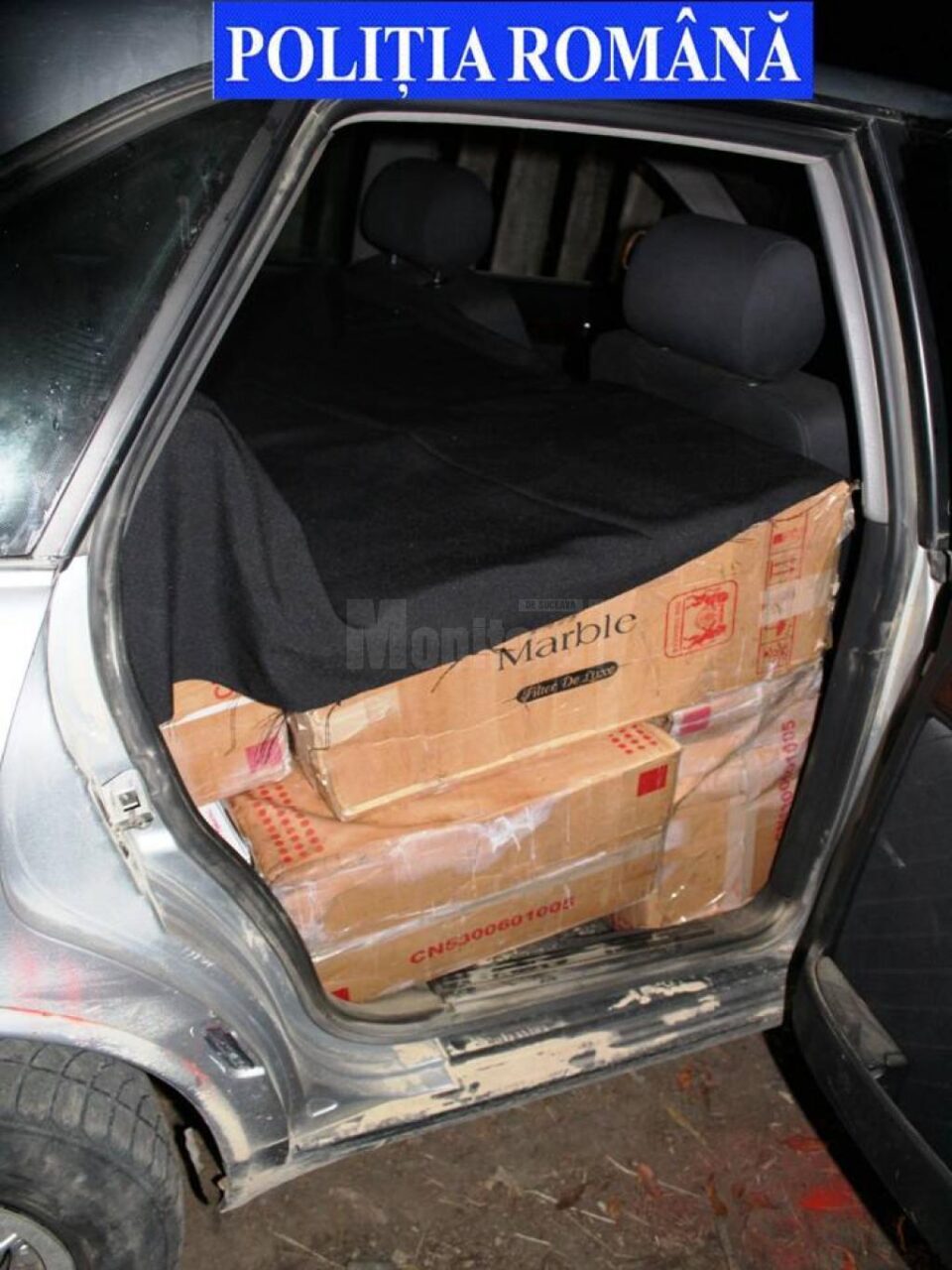 Mașină plină cu țigări de contrabandă, găsită abandonată pe un drum lăturalnic