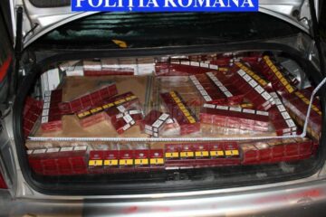 Mașină plină cu țigări de contrabandă, găsită abandonată pe un drum lăturalnic