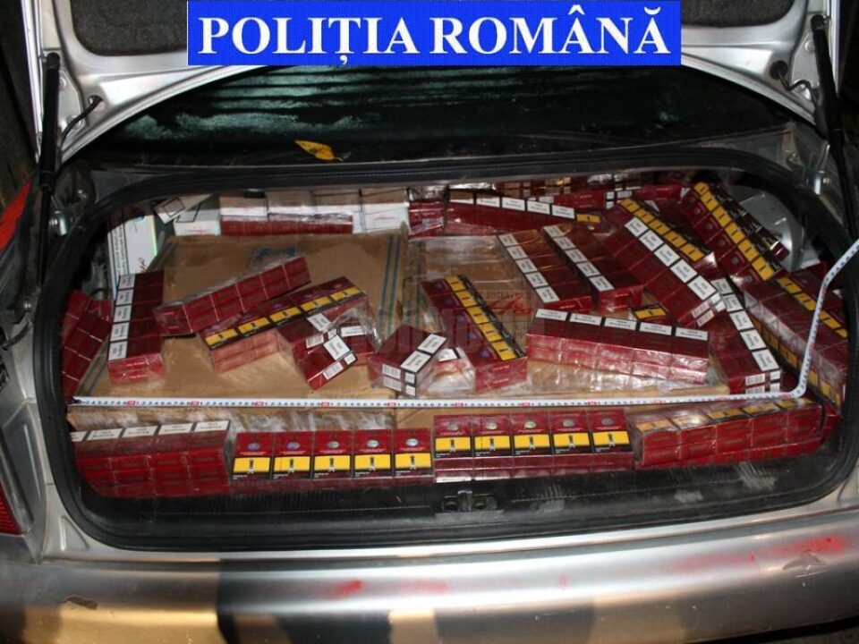 Mașină plină cu țigări de contrabandă, găsită abandonată pe un drum lăturalnic