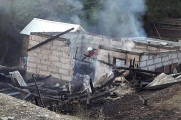 Două gospodării afectate de un puternic incendiu