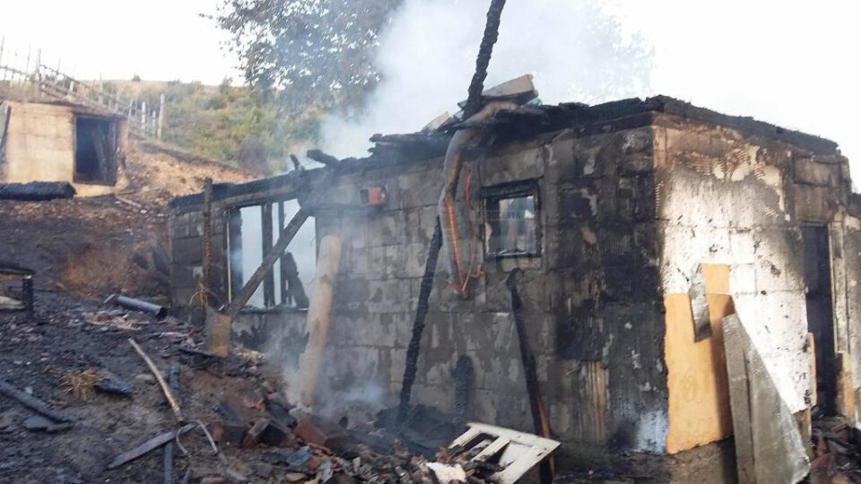 Două gospodării afectate de un puternic incendiu