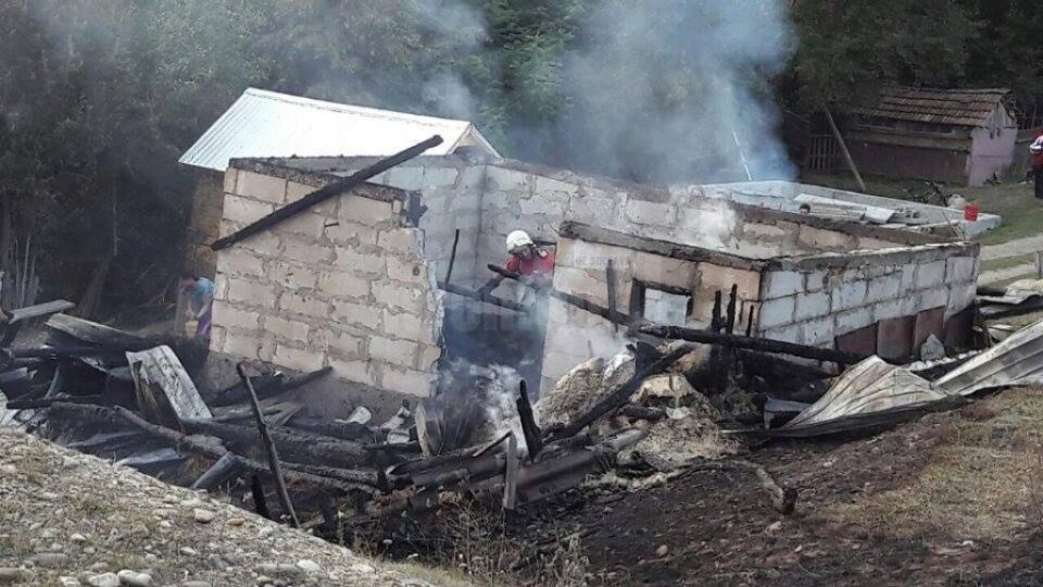 Două gospodării afectate de un puternic incendiu