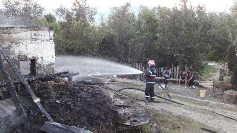 Două gospodării afectate de un puternic incendiu