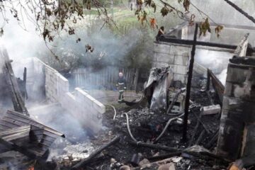 Focul izbucnit la una din locuințe s-a propagat rapid și la o casă învecinată, iar intervenția pompierilor chemați la fața locului s-a dovedit una extrem de dificilă