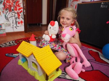 Au schimbat destinul unei fetițe abandonate de mama naturală la doar câteva luni după naștere