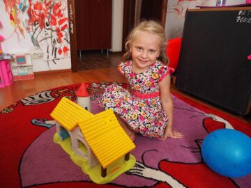 Au schimbat destinul unei fetițe abandonate de mama naturală la doar câteva luni după naștere