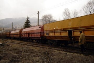 Vagoane încărcate cu minereu de uraniu la Argestru
