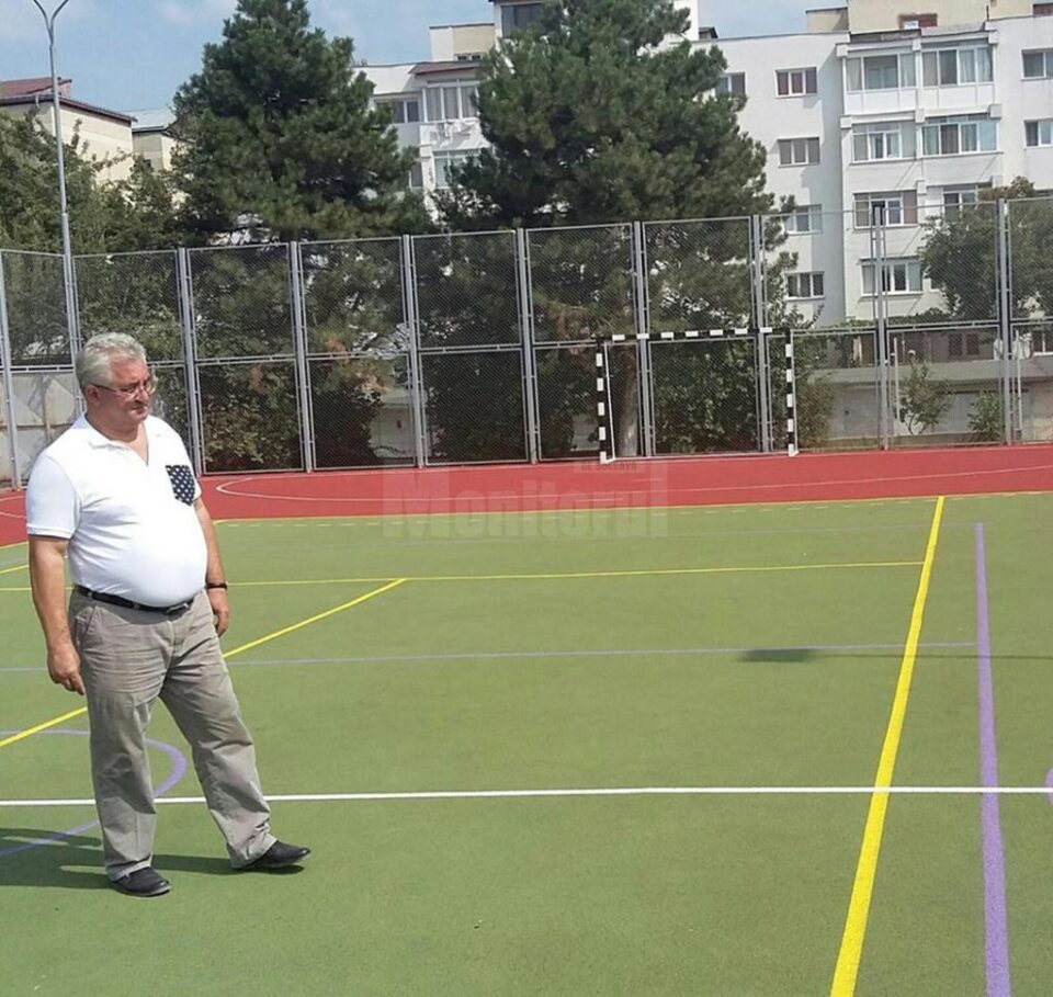 Primul teren de sport cu suprafață elastică și nocturnă va fi dat în folosință odată cu începerea anului școlar