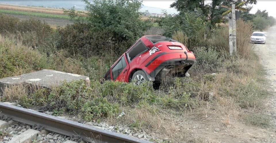Autoturismul VW Golf a fost lovit și aruncat într-un șanț de locomotiva trenului Vadu Siret-București