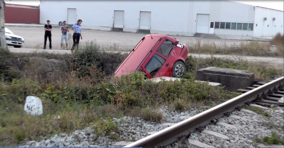Autoturismul VW Golf a fost lovit și aruncat într-un șanț de locomotiva trenului Vadu Siret-București
