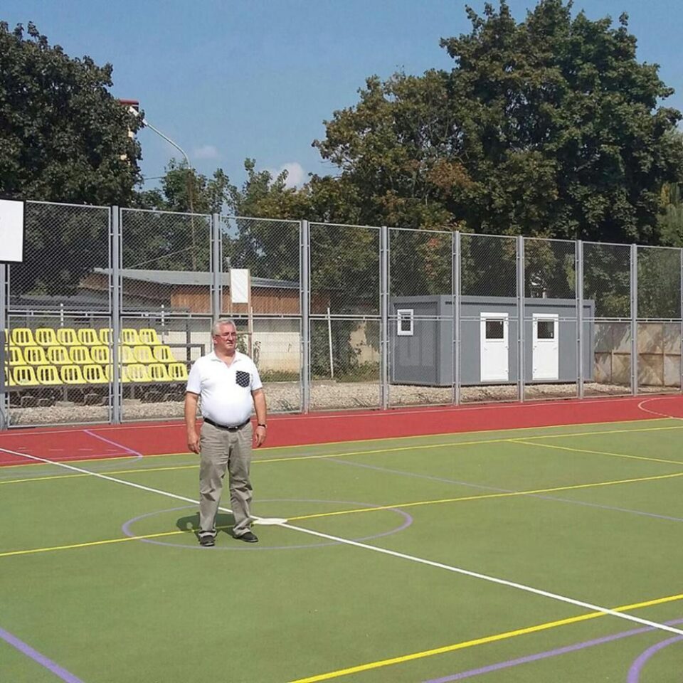 Primul teren de sport cu suprafață elastică și nocturnă va fi dat în folosință de luni, 12 septembrie