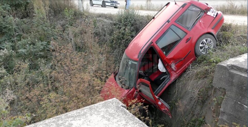 Autoturismul VW Golf a fost lovit și aruncat într-un șanț de locomotiva trenului Vadu Siret-București
