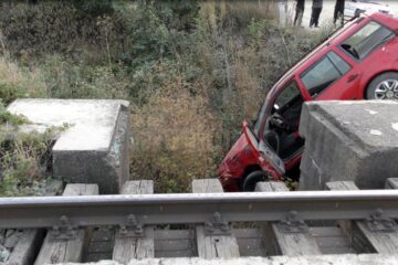 Autoturismul VW Golf a fost lovit și aruncat într-un șanț de locomotiva trenului Vadu Siret-București
