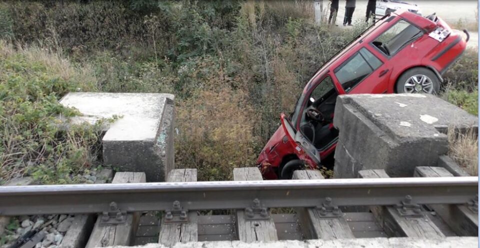 Autoturismul VW Golf a fost lovit și aruncat într-un șanț de locomotiva trenului Vadu Siret-București