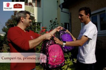 Cezar Căilean, director marketing Alexandria Librării, și Victor Coțofrei, voluntar Salvați Copiii – filiala Suceava