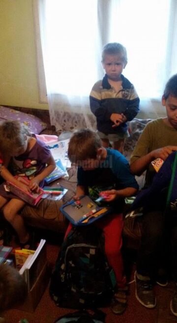 Zeci de copii săraci din satul Bahna Arini și din municipiul Câmpulung Moldovenesc au primit uniforme și rechizite