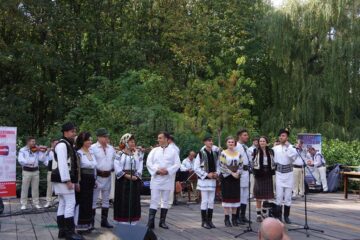 Spectacol folcloric la Gala de premiere „10 pentru folclor”