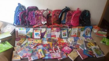 Zeci de copii săraci din satul Bahna Arini și din municipiul Câmpulung Moldovenesc au primit uniforme și rechizite