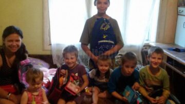 Zeci de copii săraci din satul Bahna Arini și din municipiul Câmpulung Moldovenesc au primit uniforme și rechizite