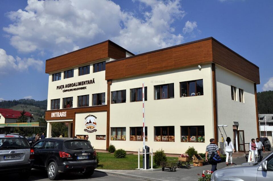 Piața modernizată din Câmpulung Moldovenesc