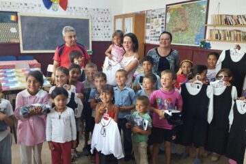 Copii din satul Bahna Arini, dascălii lor și învățătoarea Nicoleta Bogoș (în mijloc, cu copilul în brațe)